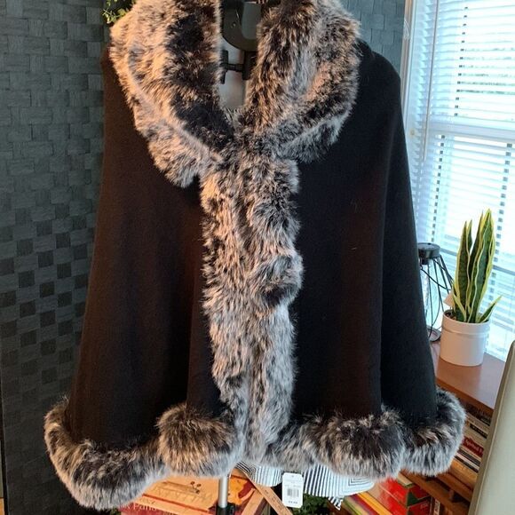 This & That black sweater poncho with two-tone faux fur (no arm holes/OSFM NWT - Picture 4 of 8